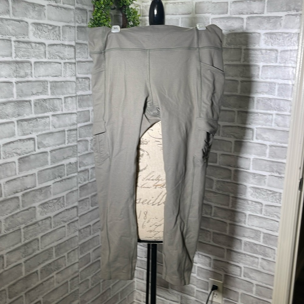 EUC Lululemon cargo pants/legging